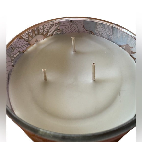 Bath & Body Works Raintforest Gardenia Candle - Picture 6 of 7
